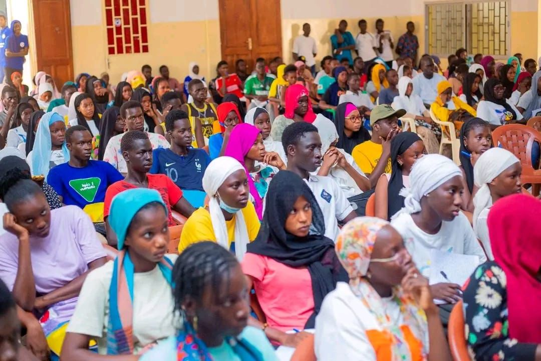 Jeunes participants attentifs pendant une conférence