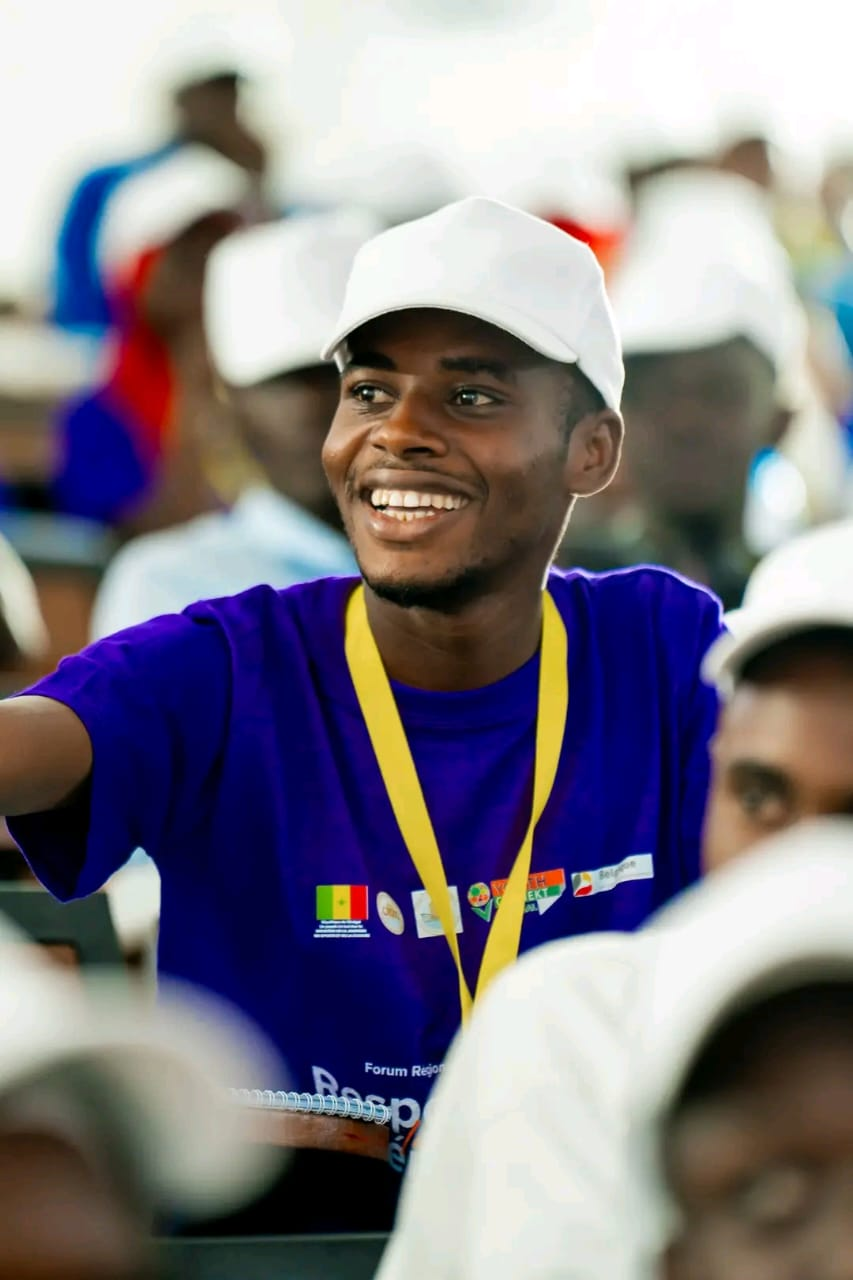 Jeune participant souriant au Forum régional
